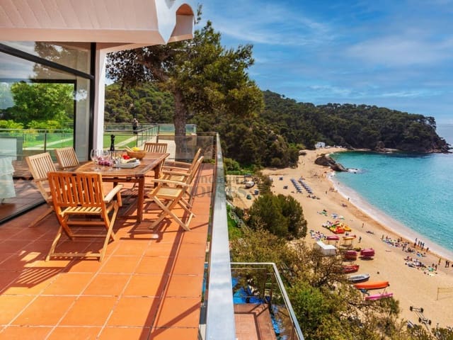 4 bedroom Villa for holiday rental in Canyelles, Lloret de Mar with pool garage - € 1,323 (Ref: 8044954)