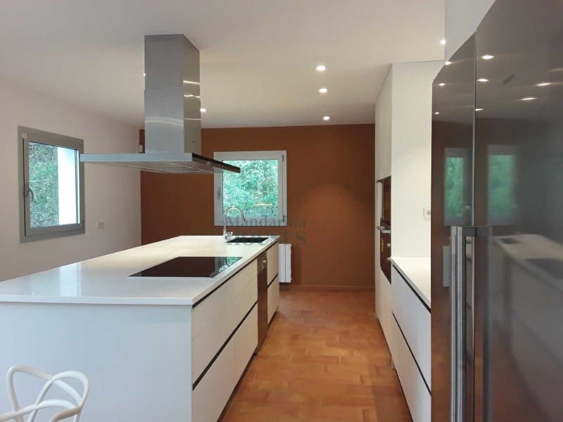 4 slaapkamer Villa voor vakantieverhuur in Blanes met zwembad garage - € 1.875 (Ref: 8044956)