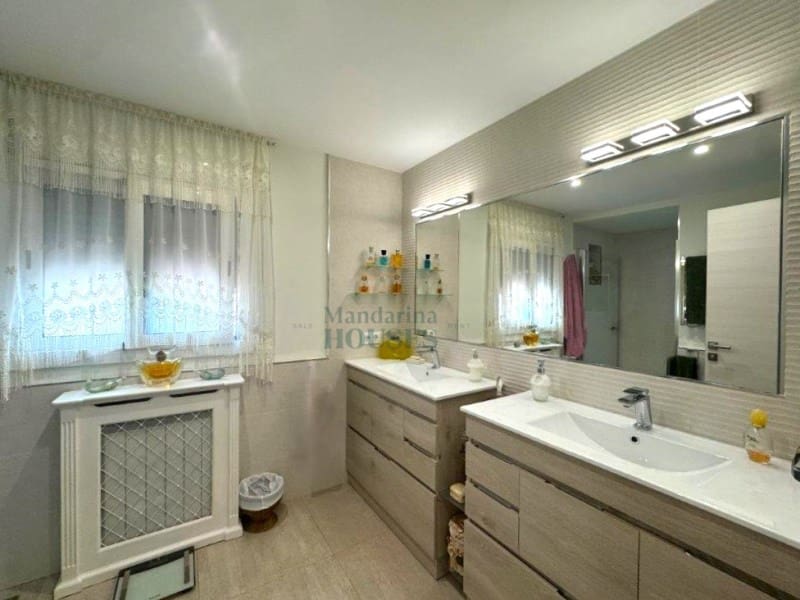 5 slaapkamer Villa te koop in Lloret de Mar met garage - € 799.000 (Ref: 8522910)