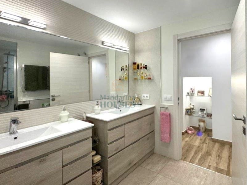 5 slaapkamer Villa te koop in Lloret de Mar met garage - € 799.000 (Ref: 8522910)