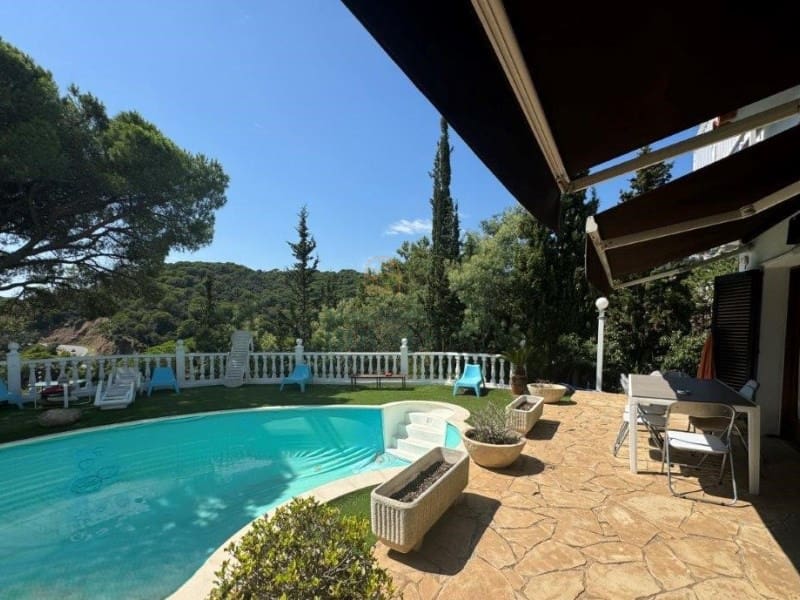 5 slaapkamer Villa te koop in Lloret de Mar met garage - € 799.000 (Ref: 8522910)