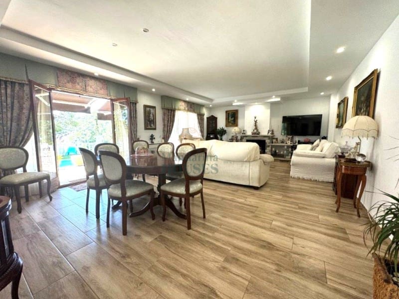 5 slaapkamer Villa te koop in Lloret de Mar met garage - € 799.000 (Ref: 8522910)