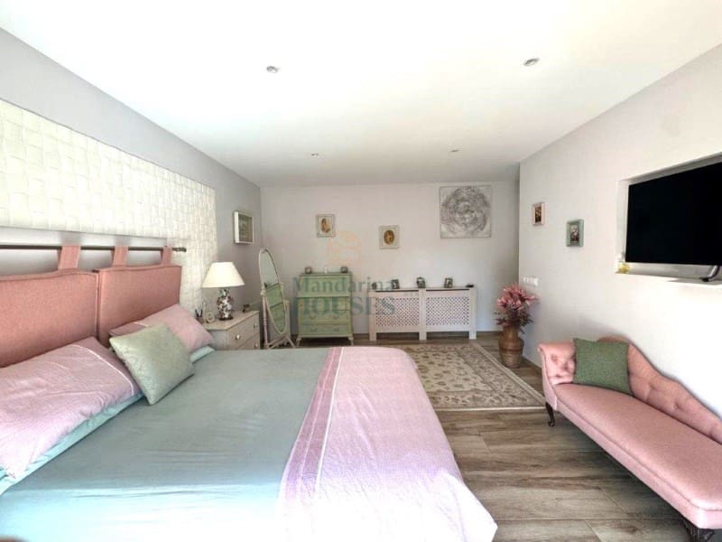 5 slaapkamer Villa te koop in Lloret de Mar met garage - € 799.000 (Ref: 8522910)