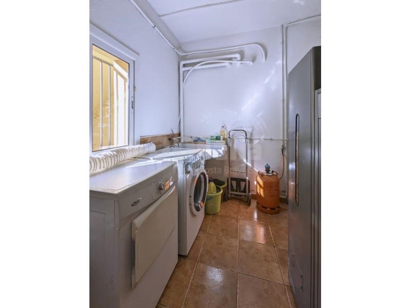 4 makuuhuone Huvila myytävänä paikassa Lloret de Mar mukana uima-altaan 
autotalli - 275 000 € (Ref: 8714614)