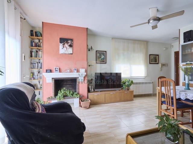 4 makuuhuone Huvila myytävänä paikassa Lloret de Mar mukana uima-altaan 
autotalli - 275 000 € (Ref: 8714614)