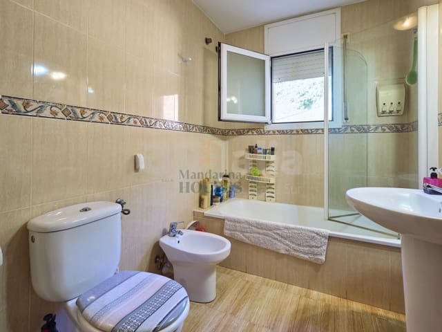 4 makuuhuone Huvila myytävänä paikassa Lloret de Mar mukana uima-altaan 
autotalli - 275 000 € (Ref: 8714614)