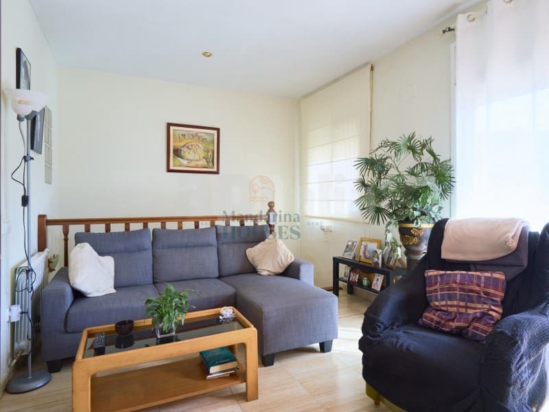 4 makuuhuone Huvila myytävänä paikassa Lloret de Mar mukana uima-altaan 
autotalli - 275 000 € (Ref: 8714614)