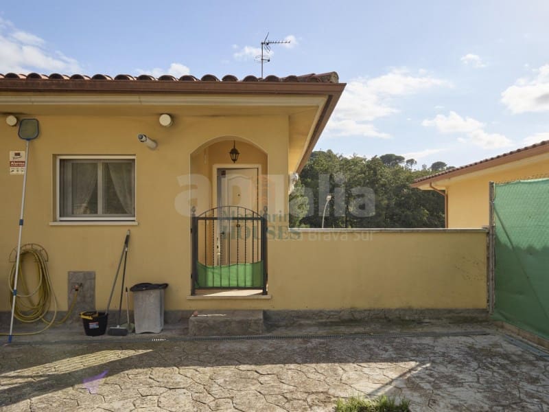 4 makuuhuone Huvila myytävänä paikassa Lloret de Mar mukana uima-altaan 
autotalli - 275 000 € (Ref: 8714614)