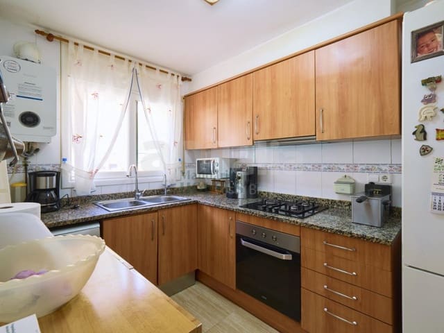 4 makuuhuone Huvila myytävänä paikassa Lloret de Mar mukana uima-altaan 
autotalli - 275 000 € (Ref: 8714614)