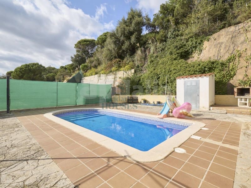 4 makuuhuone Huvila myytävänä paikassa Lloret de Mar mukana uima-altaan 
autotalli - 275 000 € (Ref: 8714614)