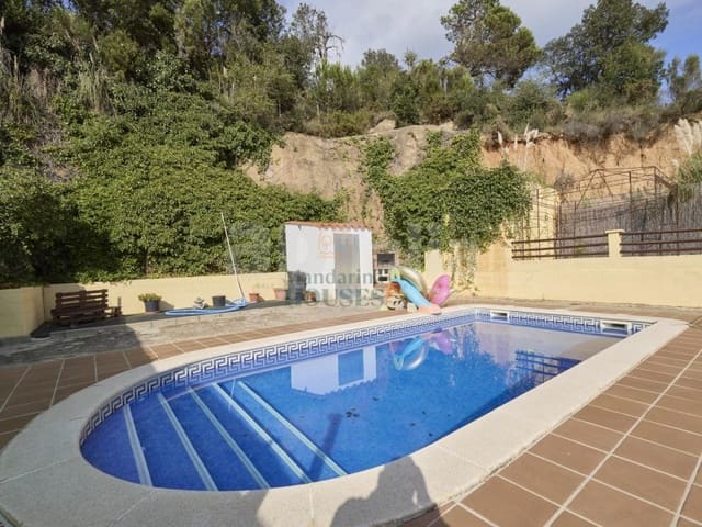 4 makuuhuone Huvila myytävänä paikassa Lloret de Mar mukana uima-altaan 
autotalli - 275 000 € (Ref: 8714614)