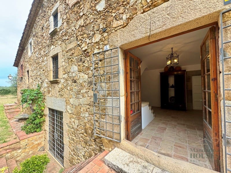 6 bedroom Villa for sale in Llagostera with garage - € 1,190,000 (Ref: 8836863)