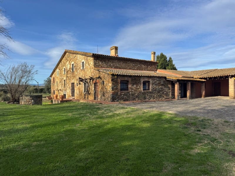 6 bedroom Villa for sale in Llagostera with garage - € 1,190,000 (Ref: 8836863)