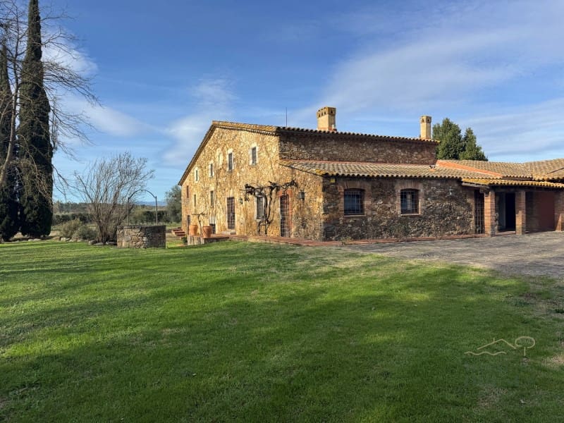 6 bedroom Villa for sale in Llagostera with garage - € 1,190,000 (Ref: 8836863)