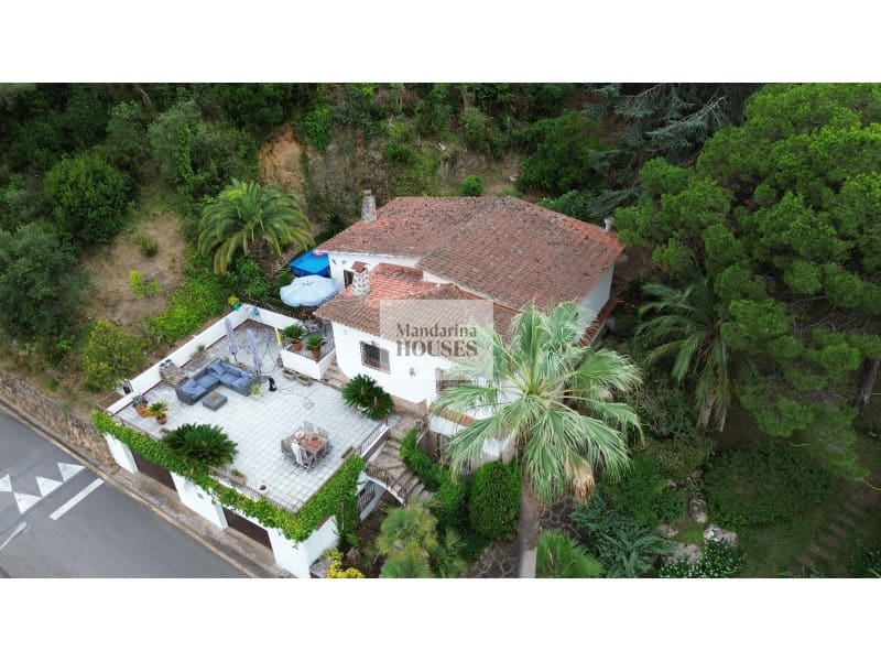 4 bedroom Villa for sale in Lloret de Mar with garage - € 369,000 (Ref: 9131898)