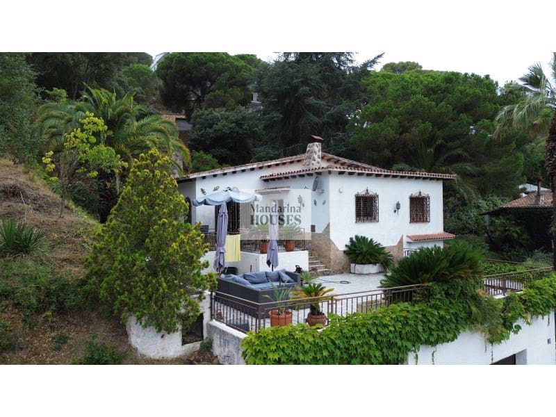 4 bedroom Villa for sale in Lloret de Mar with garage - € 369,000 (Ref: 9131898)