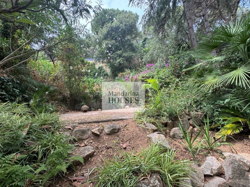 4 bedroom Villa for sale in Lloret de Mar with garage - € 369,000 (Ref: 9131898)