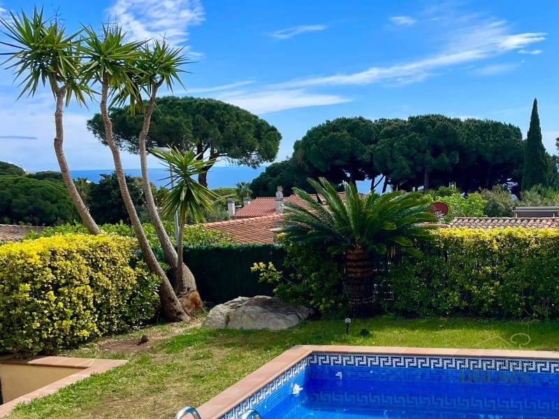 3 slaapkamer Villa te koop in Lloret de Mar met zwembad garage - € 875.000 (Ref: 9208528)