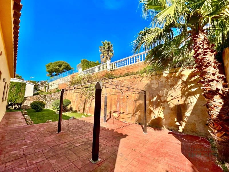 3 slaapkamer Villa te koop in Lloret de Mar met zwembad garage - € 875.000 (Ref: 9208528)
