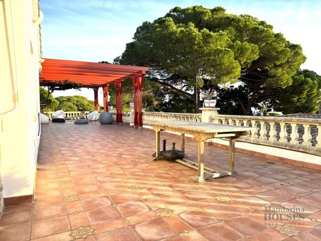 6 makuuhuone Huvila myytävänä paikassa Canyelles, Lloret de Mar - 675 000 € (Ref: 9243517)