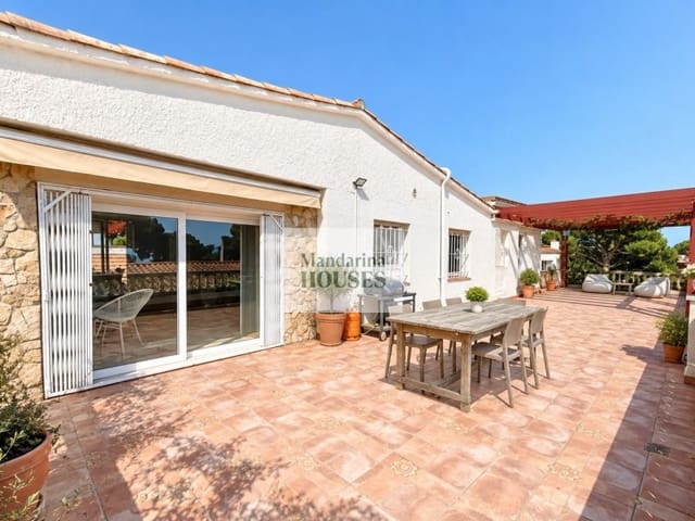 6 chambre Villa/Maison à vendre à Canyelles, Lloret de Mar avec piscine garage - 650 000 € (Ref: 9243517)