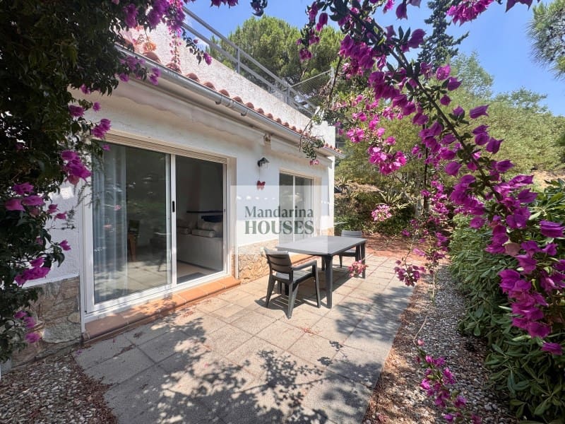 2 bedroom Villa for sale in Lloret de Mar with garage - € 299,000 (Ref: 9276550)