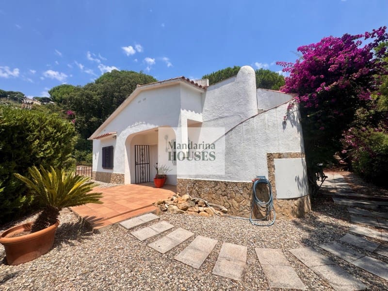 2 bedroom Villa for sale in Lloret de Mar with garage - € 299,000 (Ref: 9276550)