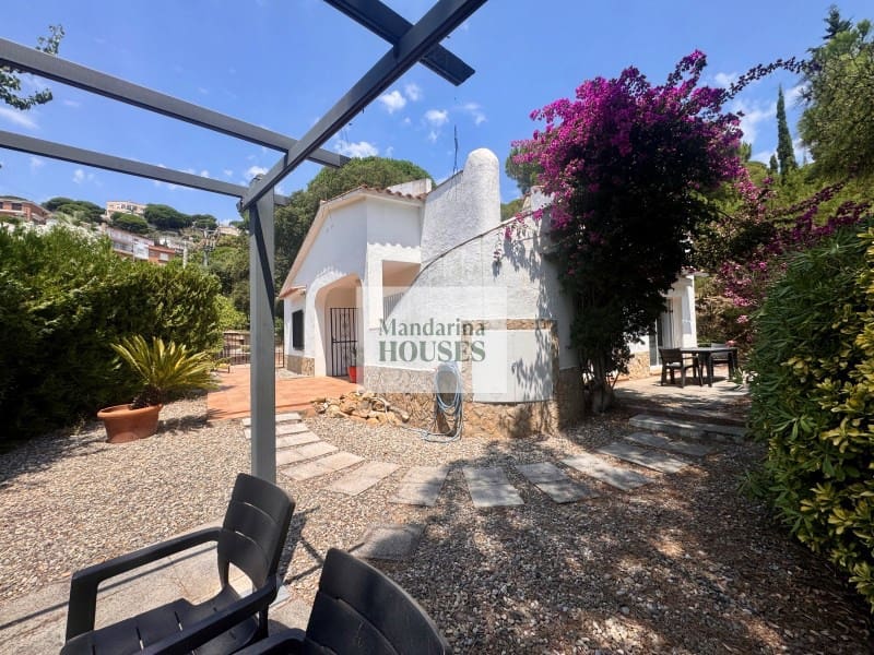 2 bedroom Villa for sale in Lloret de Mar with garage - € 299,000 (Ref: 9276550)