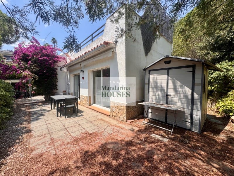 2 bedroom Villa for sale in Lloret de Mar with garage - € 299,000 (Ref: 9276550)