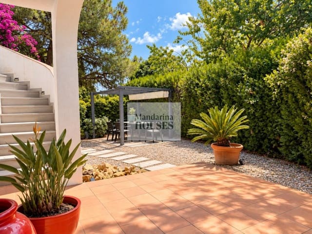 2 makuuhuone Huvila myytävänä paikassa Canyelles, Lloret de Mar mukana 
autotalli - 290 000 € (Ref: 9276550)
