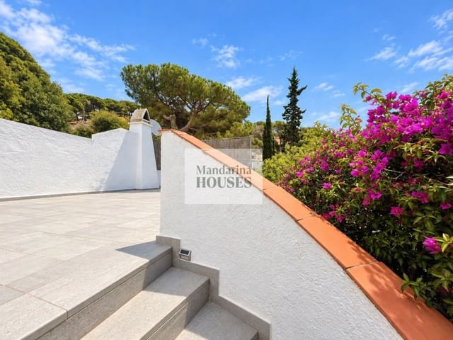 2 makuuhuone Huvila myytävänä paikassa Canyelles, Lloret de Mar mukana 
autotalli - 290 000 € (Ref: 9276550)