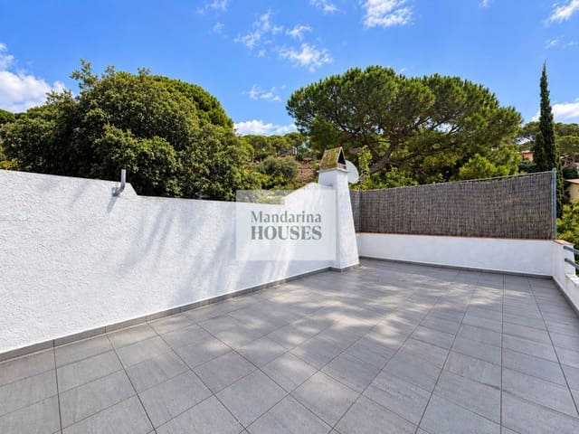 2 makuuhuone Huvila myytävänä paikassa Canyelles, Lloret de Mar mukana 
autotalli - 290 000 € (Ref: 9276550)