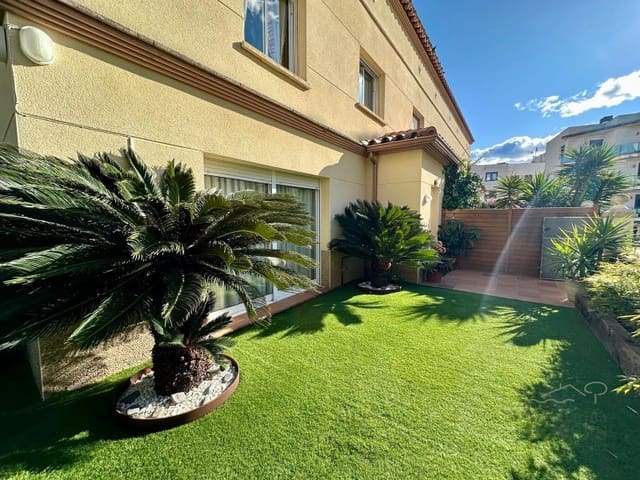 4 soveværelse Villa til salg i Fenals, Lloret de Mar med garage - € 495.000 (Ref: 9449087)