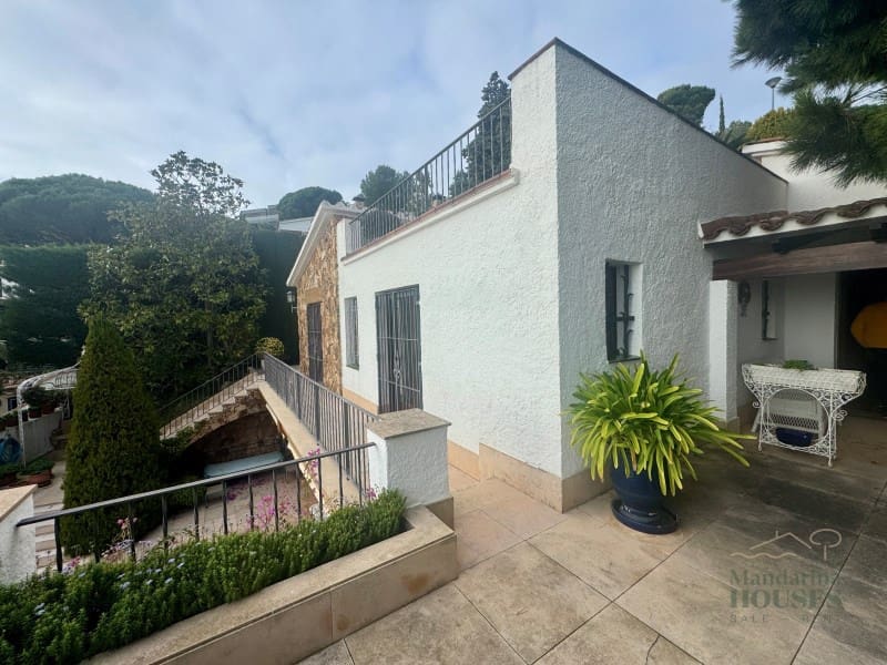 7 soveværelse Villa til salg i Lloret de Mar med garage - € 1.850.000 (Ref: 9543357)