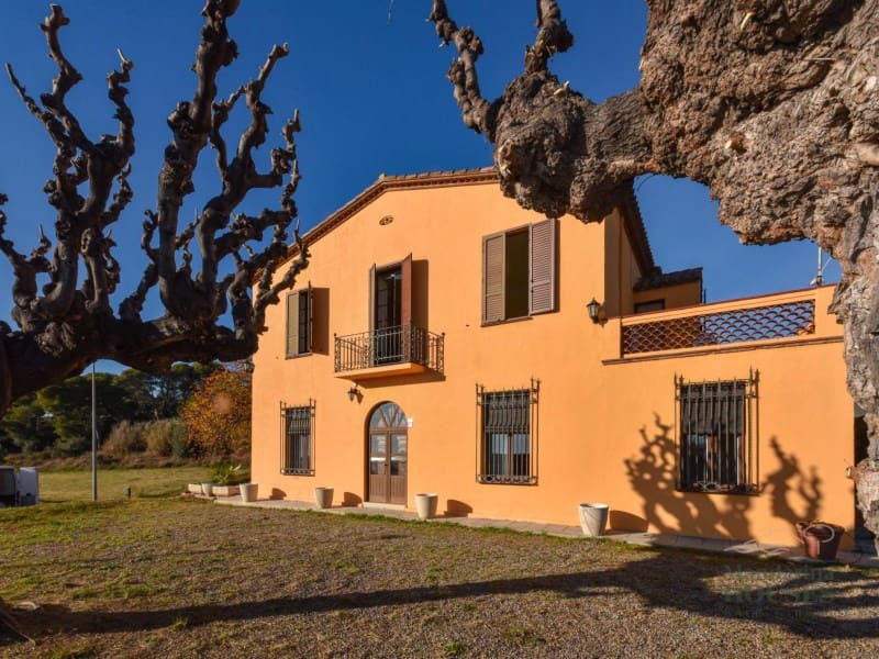 6 bedroom Villa for sale in Sant Andreu de Llavaneres - € 875,000 (Ref: 9616113)