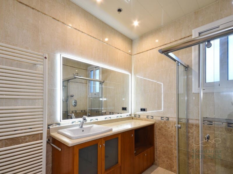 6 bedroom Villa for sale in Sant Andreu de Llavaneres - € 875,000 (Ref: 9616113)