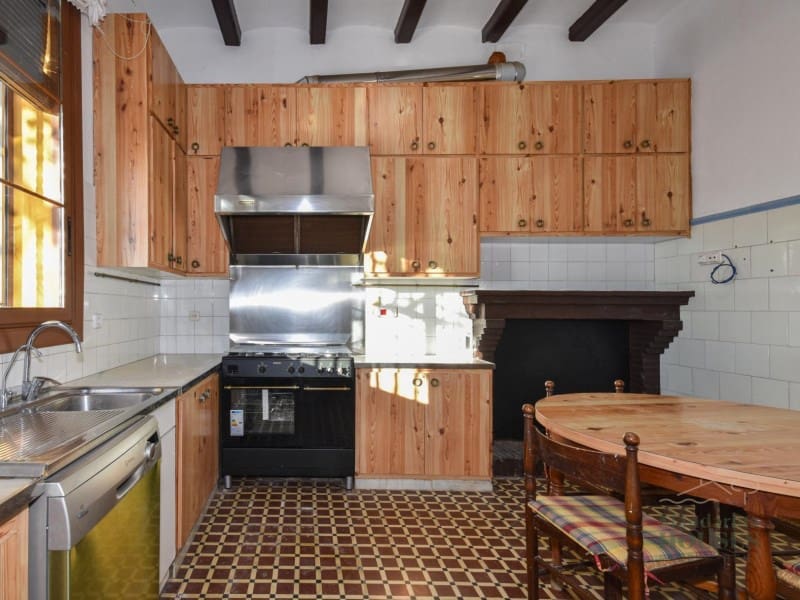 6 bedroom Villa for sale in Sant Andreu de Llavaneres - € 875,000 (Ref: 9616113)