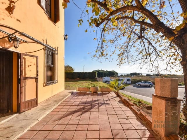 6 bedroom Villa for sale in Sant Andreu de Llavaneres - € 875,000 (Ref: 9616113)