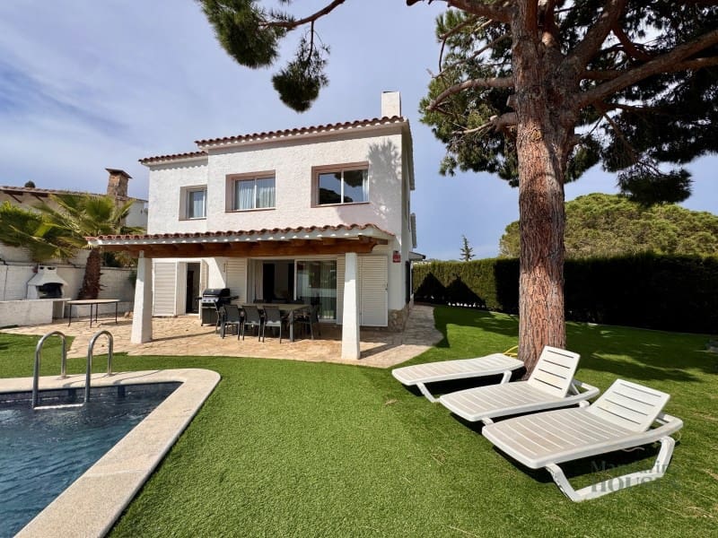 4 makuuhuone Huvila myytävänä paikassa Lloret de Mar mukana uima-altaan 
autotalli - 590 000 € (Ref: 9698707)