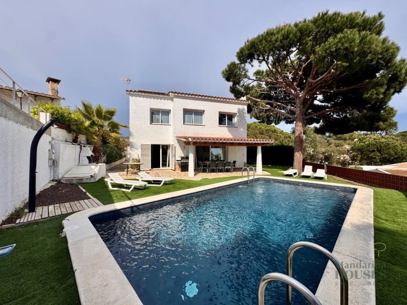 4 makuuhuone Huvila myytävänä paikassa Lloret de Mar mukana uima-altaan 
autotalli - 590 000 € (Ref: 9698707)