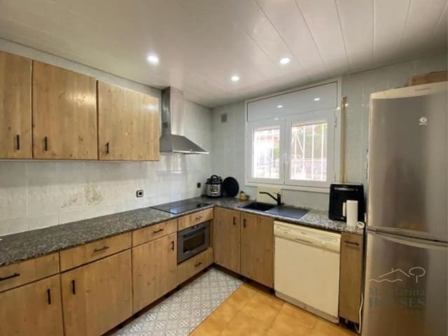 3 makuuhuone Huvila myytävänä paikassa Roca Grossa, Lloret de Mar mukana uima-altaan 
autotalli - 429 000 € (Ref: 9719769)