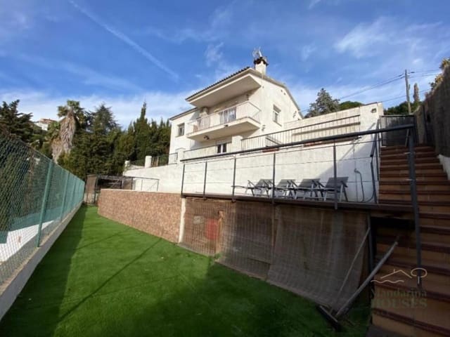 3 makuuhuone Huvila myytävänä paikassa Roca Grossa, Lloret de Mar mukana uima-altaan 
autotalli - 429 000 € (Ref: 9719769)