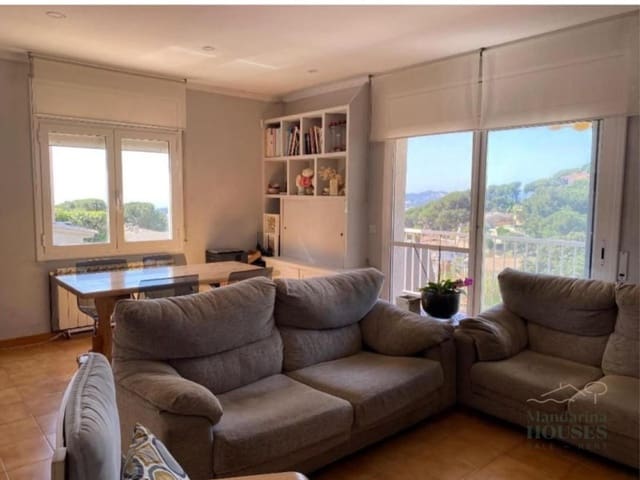 3 makuuhuone Huvila myytävänä paikassa Roca Grossa, Lloret de Mar mukana uima-altaan 
autotalli - 429 000 € (Ref: 9719769)