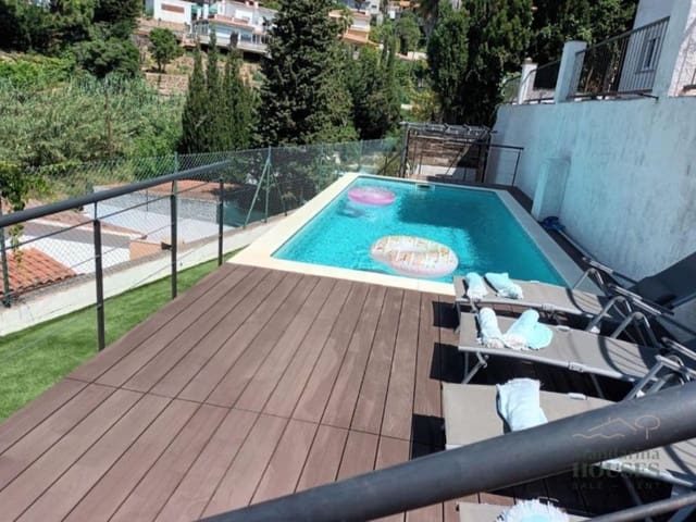 3 makuuhuone Huvila myytävänä paikassa Roca Grossa, Lloret de Mar mukana uima-altaan 
autotalli - 429 000 € (Ref: 9719769)