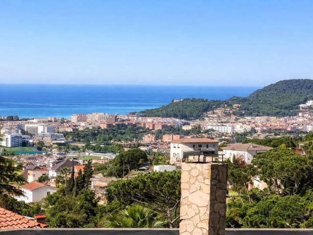 3 makuuhuone Huvila myytävänä paikassa Roca Grossa, Lloret de Mar mukana uima-altaan 
autotalli - 429 000 € (Ref: 9719769)