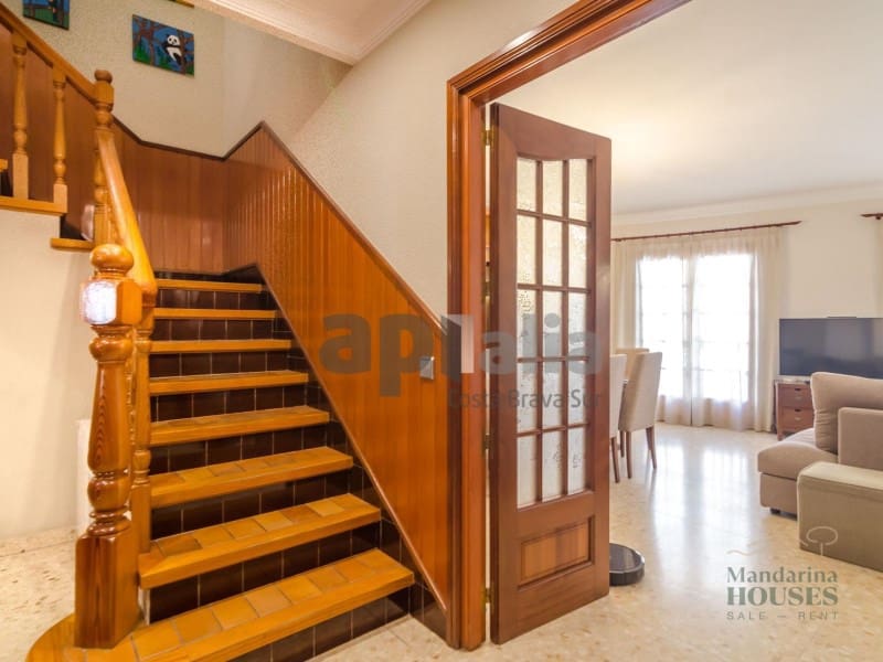 Commercial for sale in Lloret de Mar - € 590,000 (Ref: 9738377)