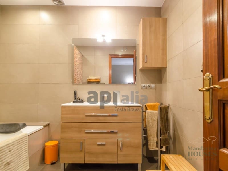 Commercial for sale in Lloret de Mar - € 590,000 (Ref: 9738377)