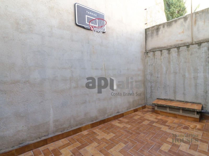 Commercial for sale in Lloret de Mar - € 590,000 (Ref: 9738377)