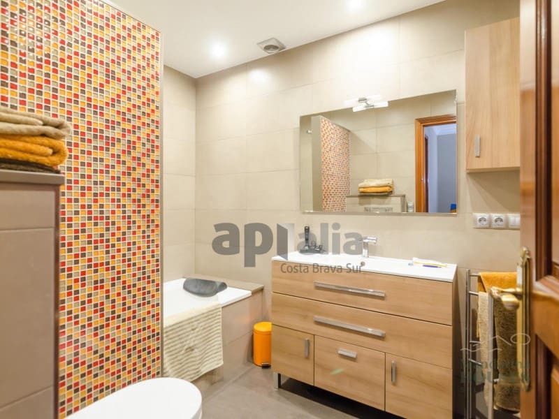 Commercial for sale in Lloret de Mar - € 590,000 (Ref: 9738377)