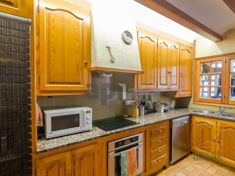 Commercial for sale in Lloret de Mar - € 590,000 (Ref: 9738377)